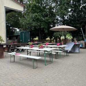 dekorierte Bänke und Tische