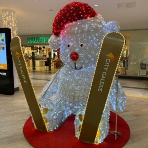 großer leuchtender Weihnachtsteddy mit Skiern