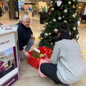 Geschenke, Wichtelbaum und zwei Personen