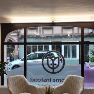 Stühle vor dem Fenster