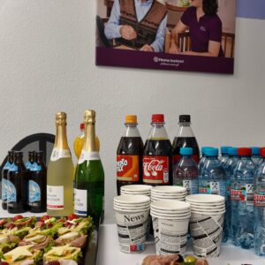Buffet mit Trinken und Essen
