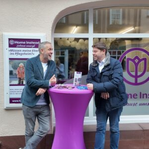 Personen vor dem Stehtisch vor der Tür