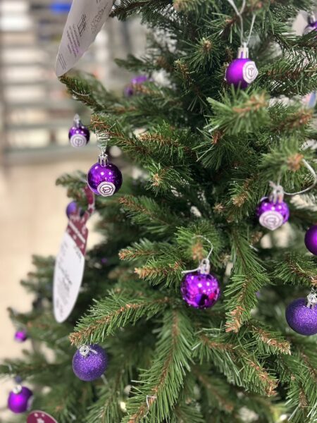 Tannenbaum mit lila Weihnachtskugeln