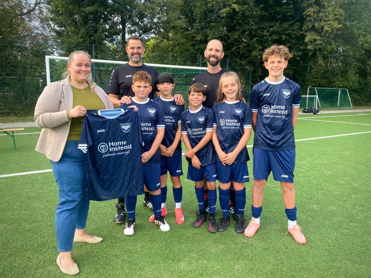 Gruppenfoto mit Fußballmannschaft