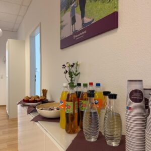 Buffet mit Trinken und Essen