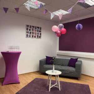 Eingangsbereich mit Couch und Deko