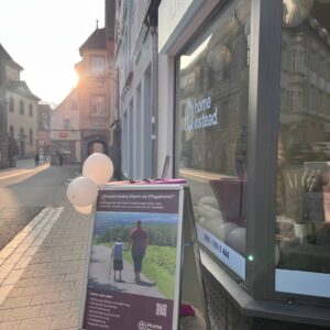 Stehtisch, Aussteller und Ballons vorm Fenster