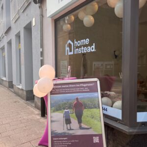 Stehtisch, Aussteller und Ballons vorm Fenster