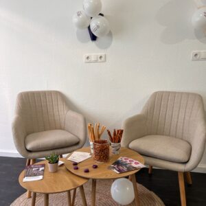 zwei Sessel mit Tisch und Snacks