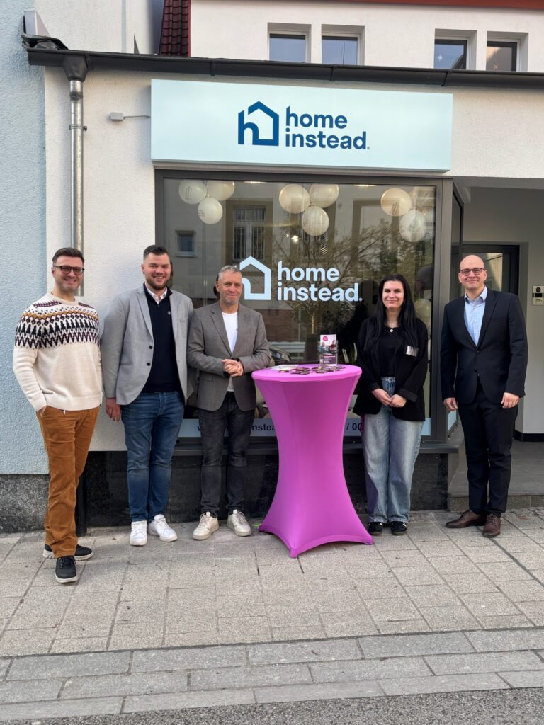 Gruppenfoto vorm Büro