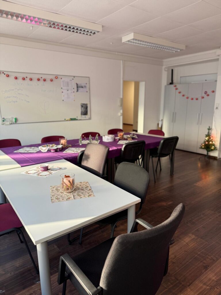 Raum mit Tisch und Deko