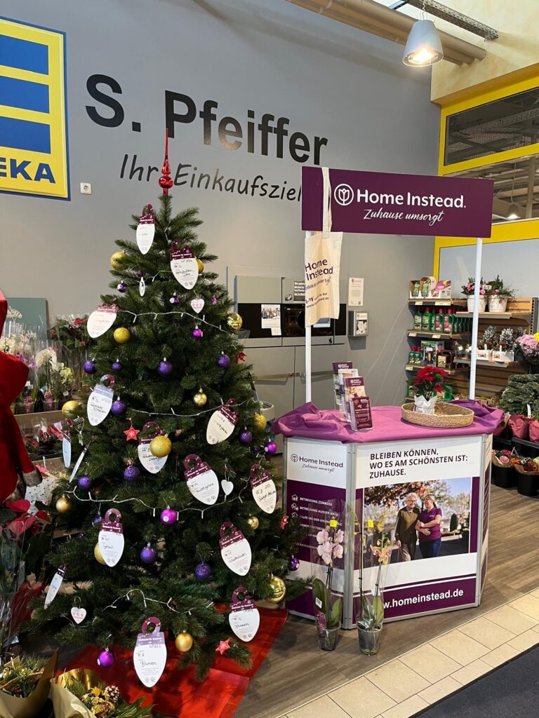 Weihnachtsbaum und Informationsstand