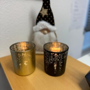 zwei Weihnachtskerzen