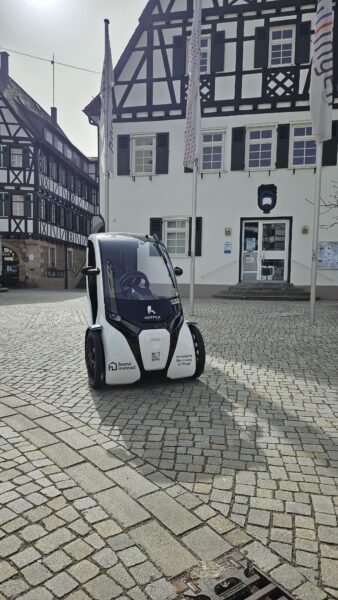 Kleines Elektroauto auf Platz