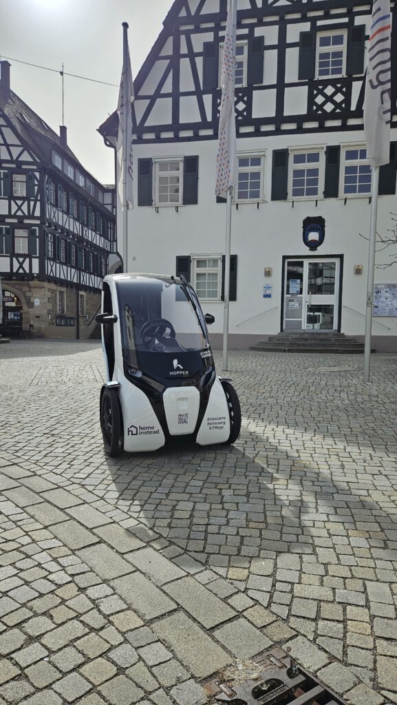 Kleines Elektroauto auf Platz