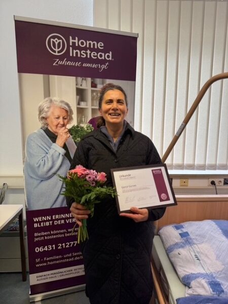 Person mit Blumen und Urkunde