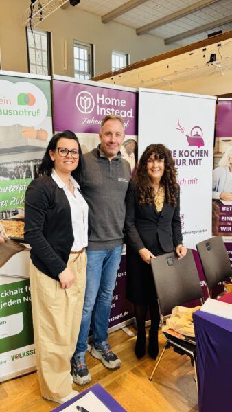 Gruppenbild: Martin Rohschenkel (Home Instead Erfurt), Landrätin Ilm-Kreis Fr. Enders und Frau Herrmann Koordinatorin Arnstadt