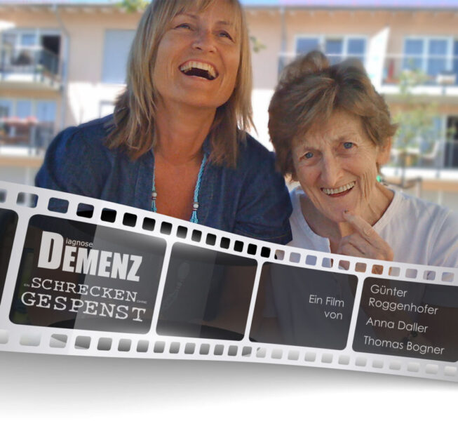 Zwei lachende Damen mit einem Filmstreifen