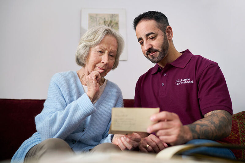 Seniorin wird beraten