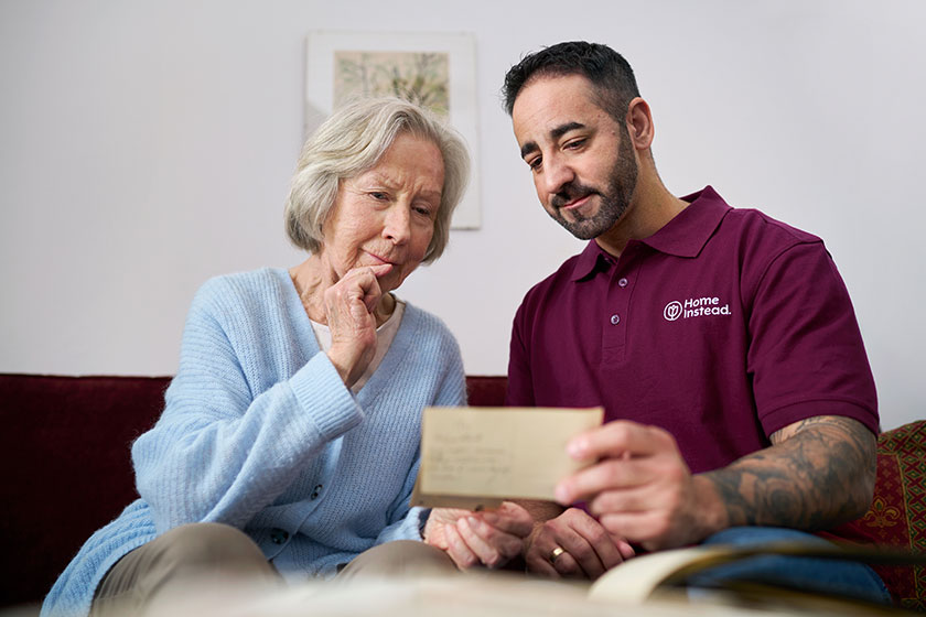 Seniorin wird beraten