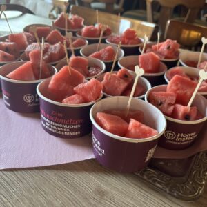 Eisbecher gefüllt mit geschnittenen Wassermelonen