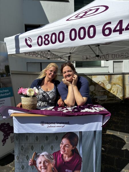 Zwei Frauen an einem Informationsstand
