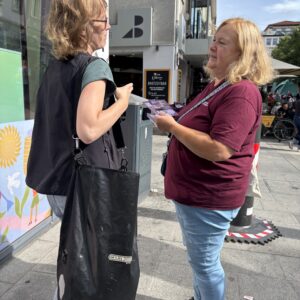 BK verteilt Flyer beim Würzburger Stadtfest
