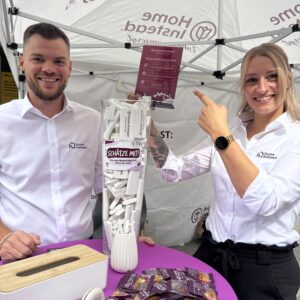 Sebastian und Elena pormoten das Gewinnspiel beim Würzburger Stadtfest