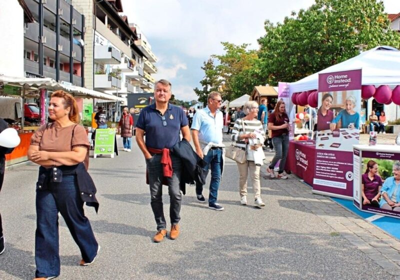 Menschen auf einem Straßenfest unterwegs.